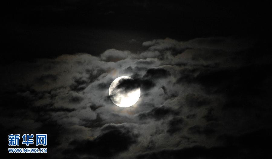 6月23日晚，一輪圓月高懸在海南省?？谑猩峡铡? width=