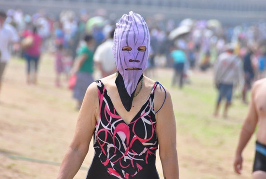 2013年7月3日，山東青島青島高溫來(lái)襲，“青島大媽”不懼滸苔，戴著“強(qiáng)盜面具”出現(xiàn)在海水浴場(chǎng)消暑降