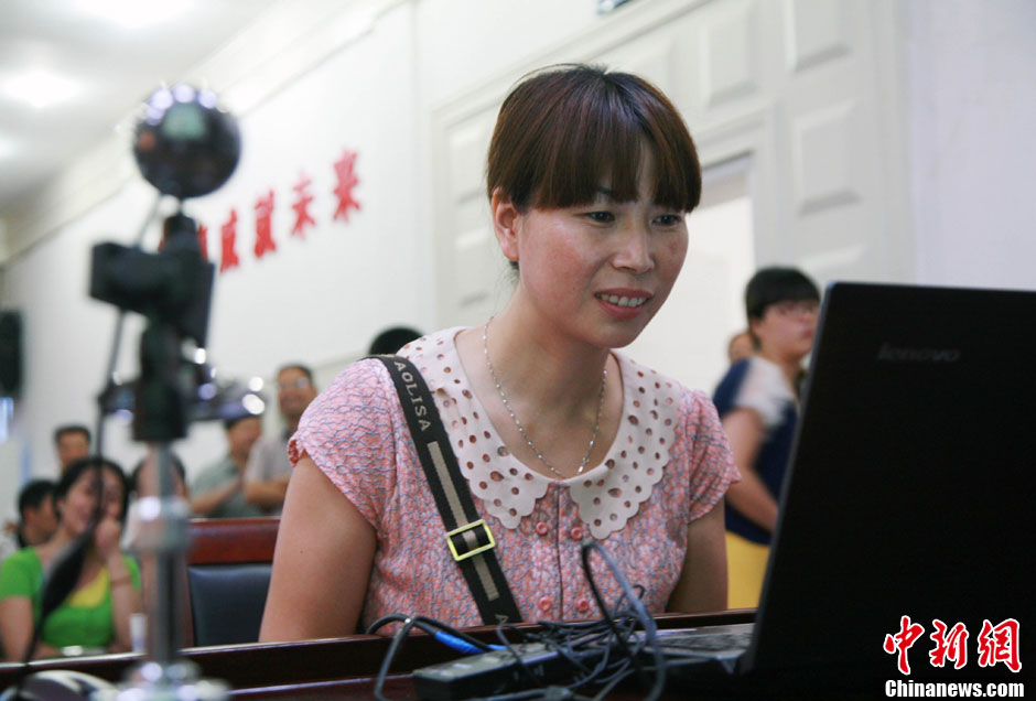 浙江江山韓亞空難親歷學生與國內家長進行視頻對話 中新社發(fā) 李晨韻/攝