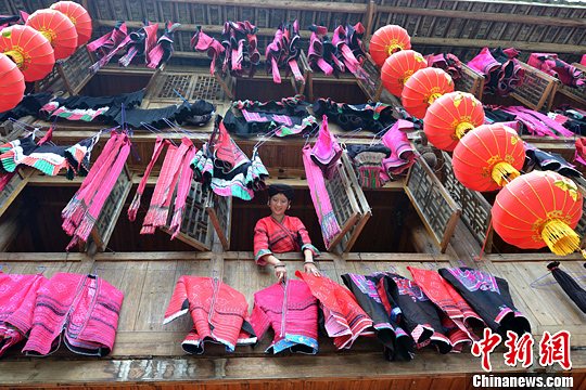 圖為紅瑤姑娘把紅衣晾曬出來。中新社發(fā) 韋吉陽 攝