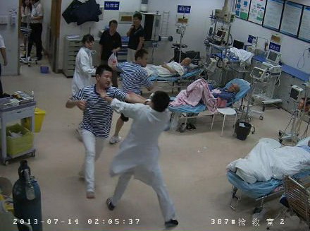 凌晨二點(diǎn)：醉酒患者及同伴大鬧急診科 護(hù)士舍身遭重傷 其他危重病患無恙