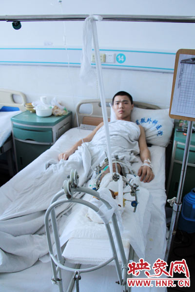 “如果有人肯幫我出4萬元的醫(yī)藥費(fèi)，我愿意為他免費(fèi)工作3年，多苦多累都行?！?月26日，躺在病床里上的