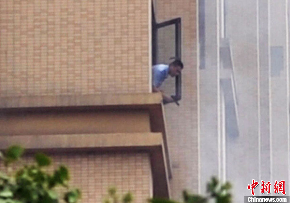 7月31日，成都成華區(qū)二十四城小區(qū)發(fā)生警匪槍戰(zhàn)。