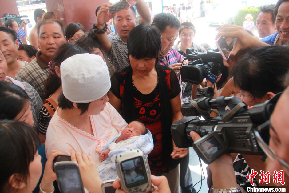 圖為大批媒體記者采訪獲救嬰兒母親。張一辰 攝