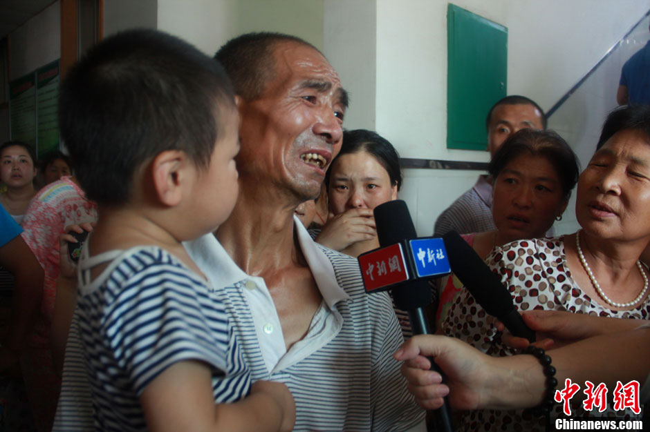 圖為獲救嬰兒的爺爺接受中新社記者采訪。張一辰 攝