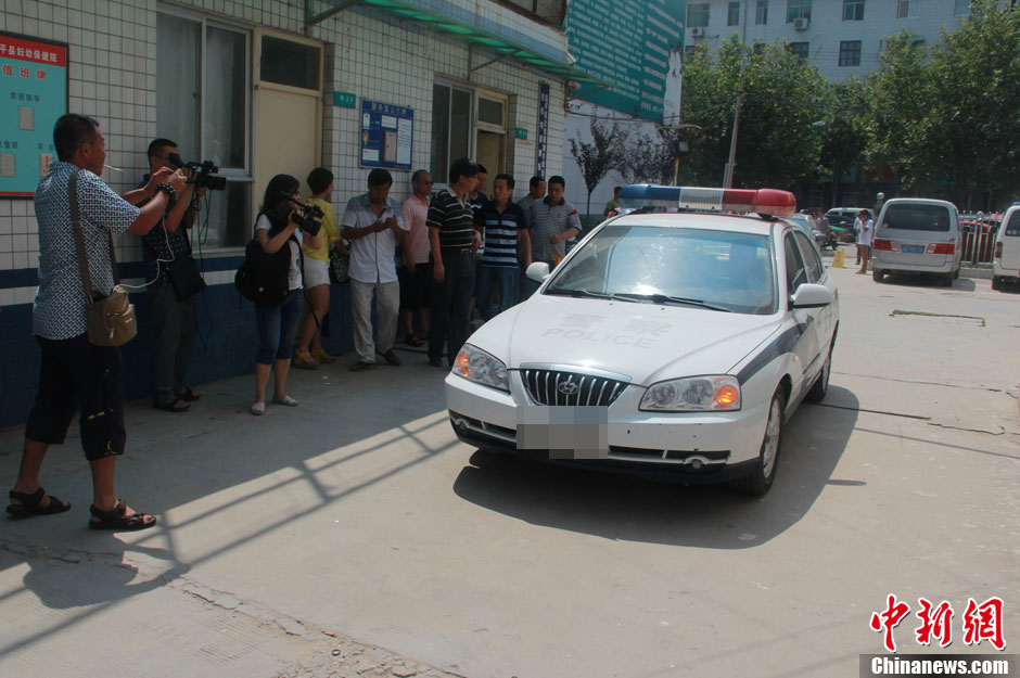 圖為護送獲救嬰兒的警察駛?cè)敫黄娇h婦幼保健院。張一辰 攝