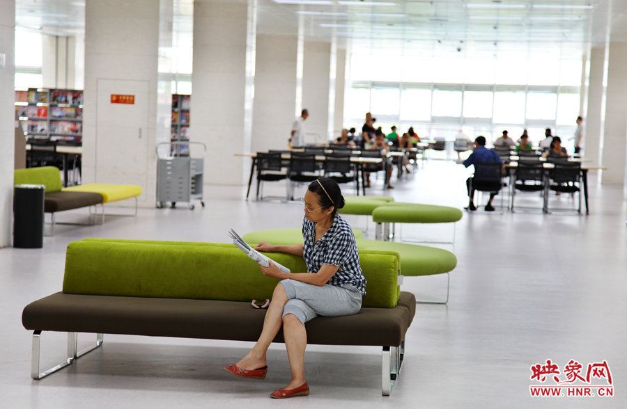 早上十點左右，已經有不少讀者來管內看書了。