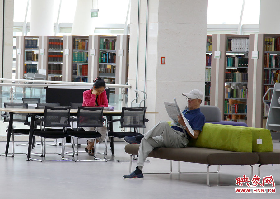 閱讀區(qū)有沙發(fā)，有桌椅，讓讀者有了更多的選擇。