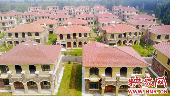 這里的別墅共計30多棟，有兩層的，也有三層的，主體、裝修都已經(jīng)完工