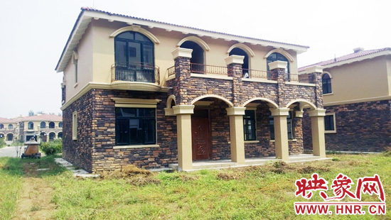 這里的別墅有兩層的，也有三層的，主體、裝修都已經(jīng)完工