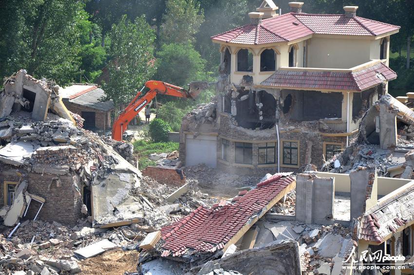 2013年8月18日，在黃河南岸鄭州市惠濟區(qū)花園口鎮(zhèn)申莊村，違規(guī)修建的別墅正在被拆除。張濤/東方IC