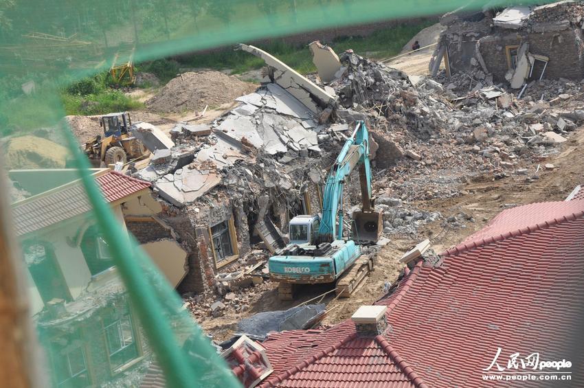 2013年8月18日，在黃河南岸鄭州市惠濟區(qū)花園口鎮(zhèn)申莊村，違規(guī)修建的別墅正在被拆除。張濤/東方IC