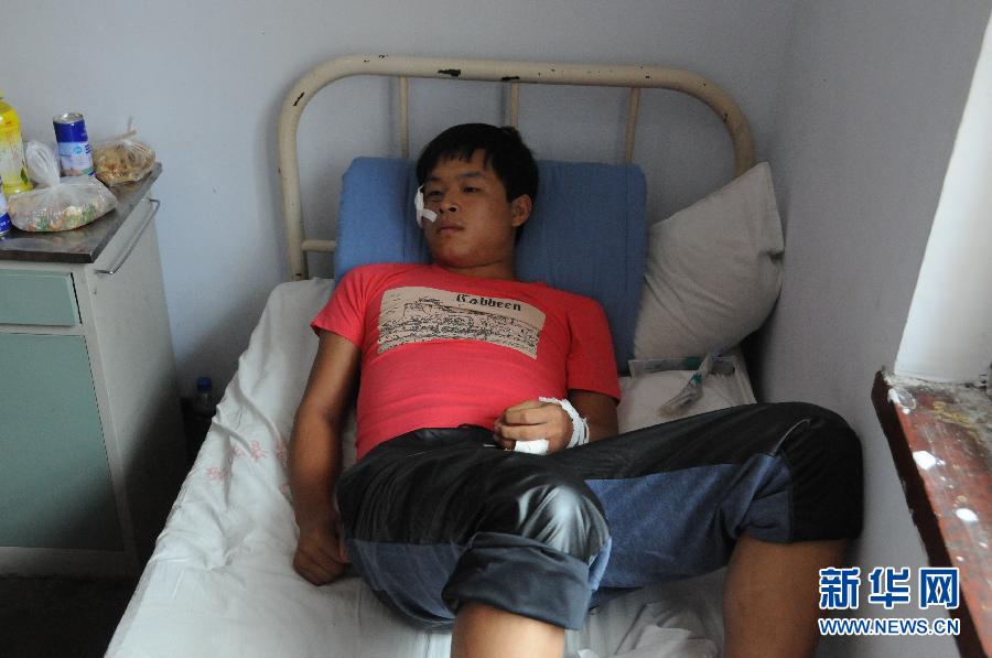 　8月20日，一名傷者在醫(yī)院接受救治。