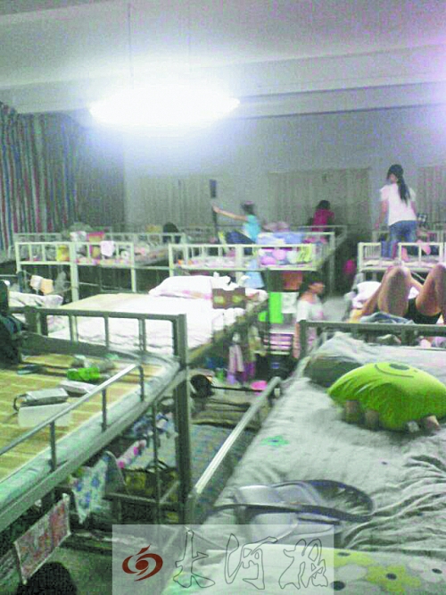 住在電教室里的女生們，擁擠不堪。