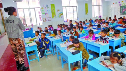 有的課桌直抵講臺，學生眼睛離黑板非常近。