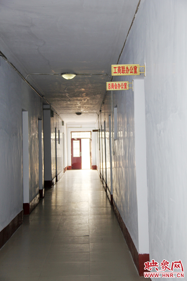 在縣委大院內(nèi),分布著很多機關(guān)單位。