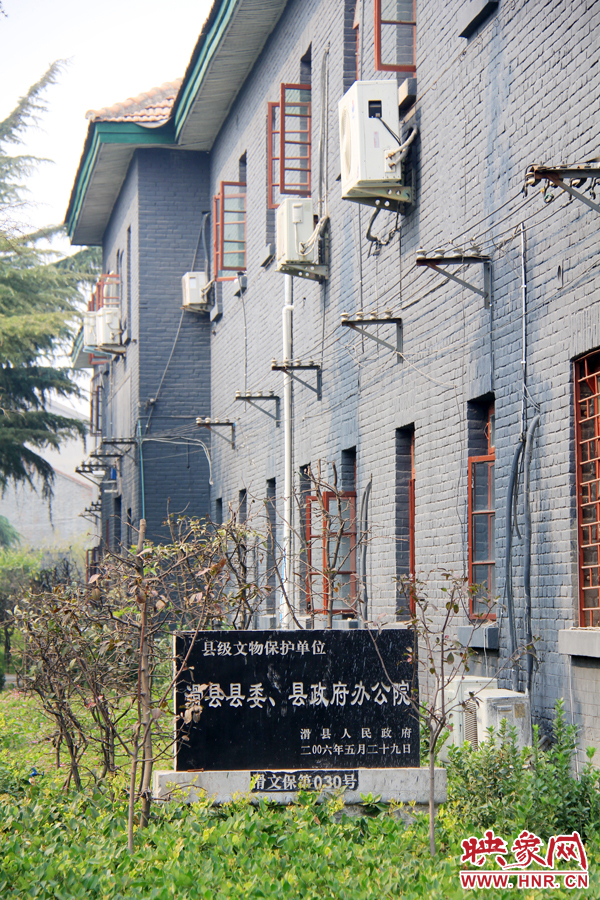 因為縣委大院‘陳舊老土’,政府大院的蘇式建筑于2006年被列為縣級文物保護(hù)單位。