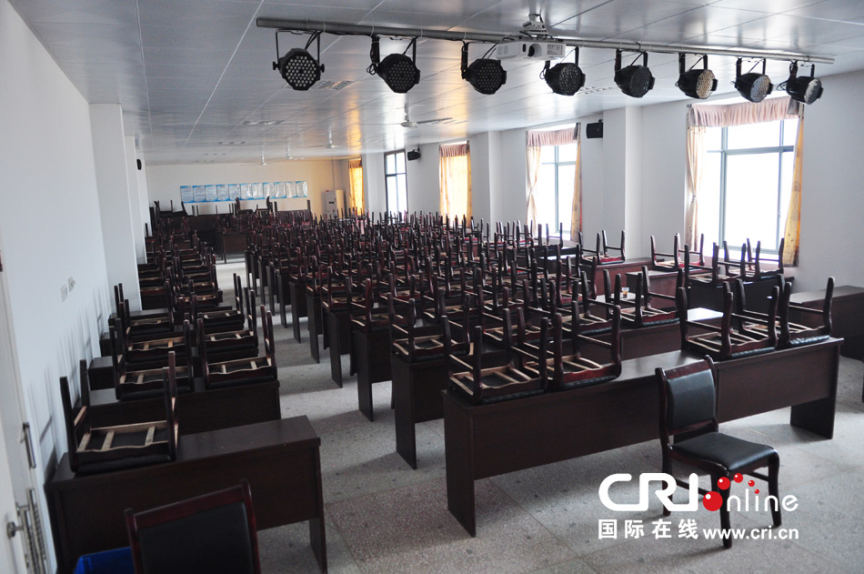 2013年10月21日，長沙云蓋村欠債千萬新建的豪華村部樓。