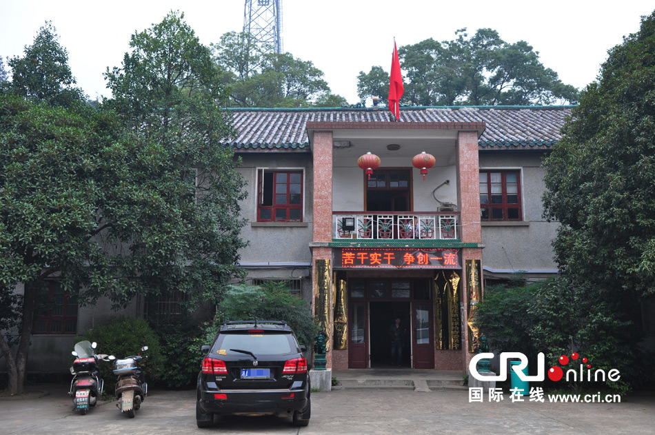 　2013年10月21日，這是蓮花鎮(zhèn)人民政府的辦公樓，和蓮花鎮(zhèn)云蓋村的辦公樓相比，寒酸不少。