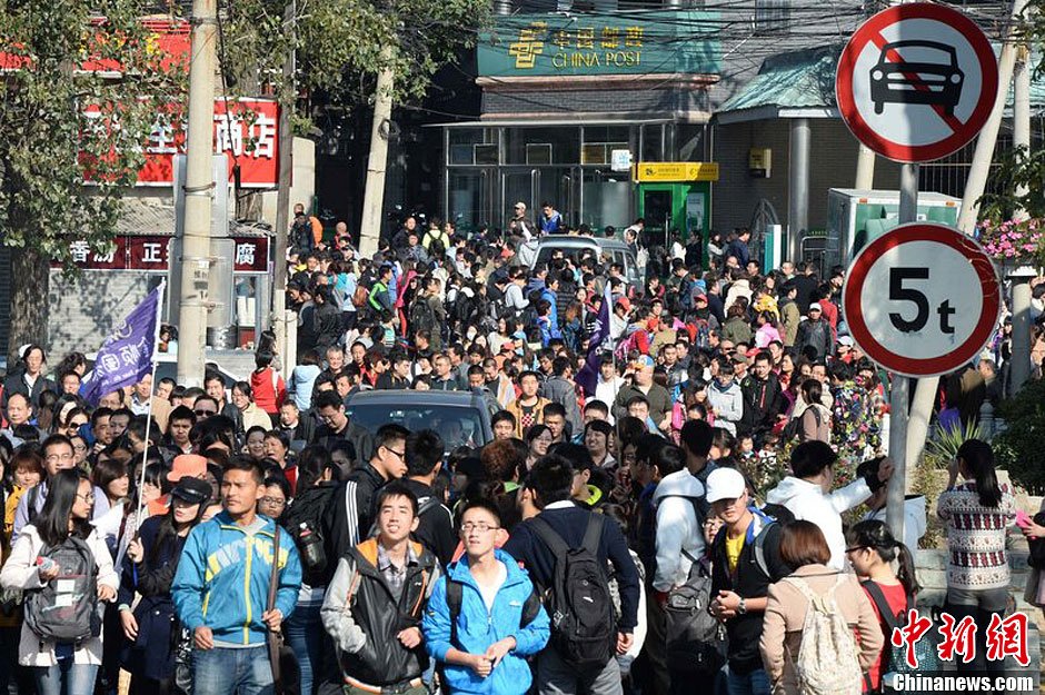 　10月26日上午10點多，北京香山路賞紅客摩肩接踵