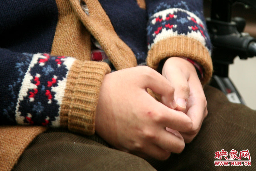 也許是對(duì)陌生人來訪的感受到了拘謹(jǐn)，王海龍的雙手僅僅的握著