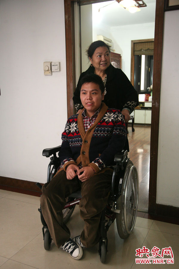 練完歌后，姥姥將海龍推了出來，因?yàn)樾袆?dòng)不便，海龍很少出門，他的活動(dòng)地方一般就是書房與客廳。