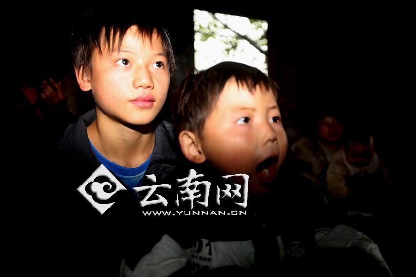 孩子認真地跟著袁老師讀拼音。徐弘毅 攝