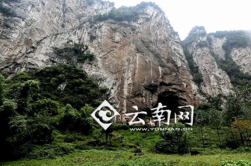 大鍋圈小學(xué)就建在這樣一個懸崖絕壁邊上。