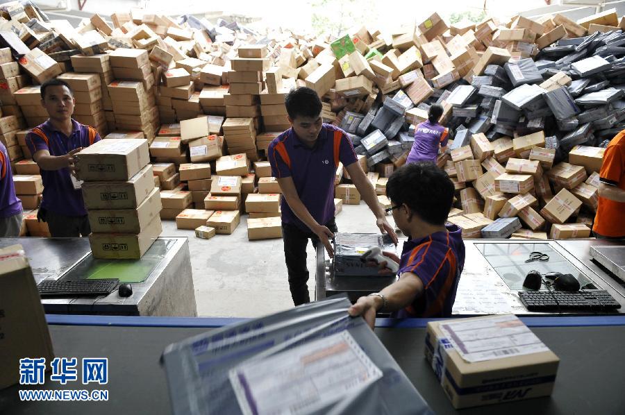 11月11日，在圓通公司廣州一處分揀站，工作人員加緊掃描快件。