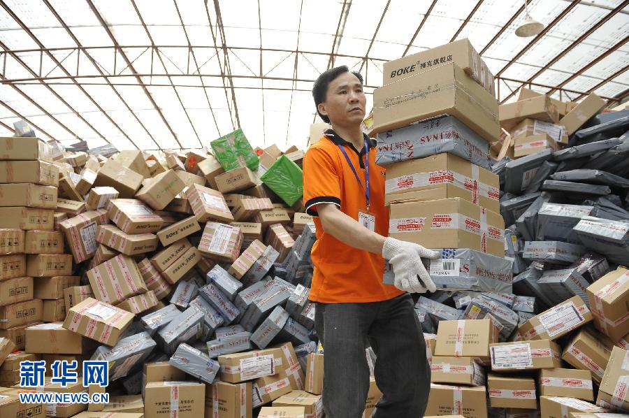 　11月11日，在圓通公司廣州一處分揀站，工作人員加緊處理堆積如山的快件。