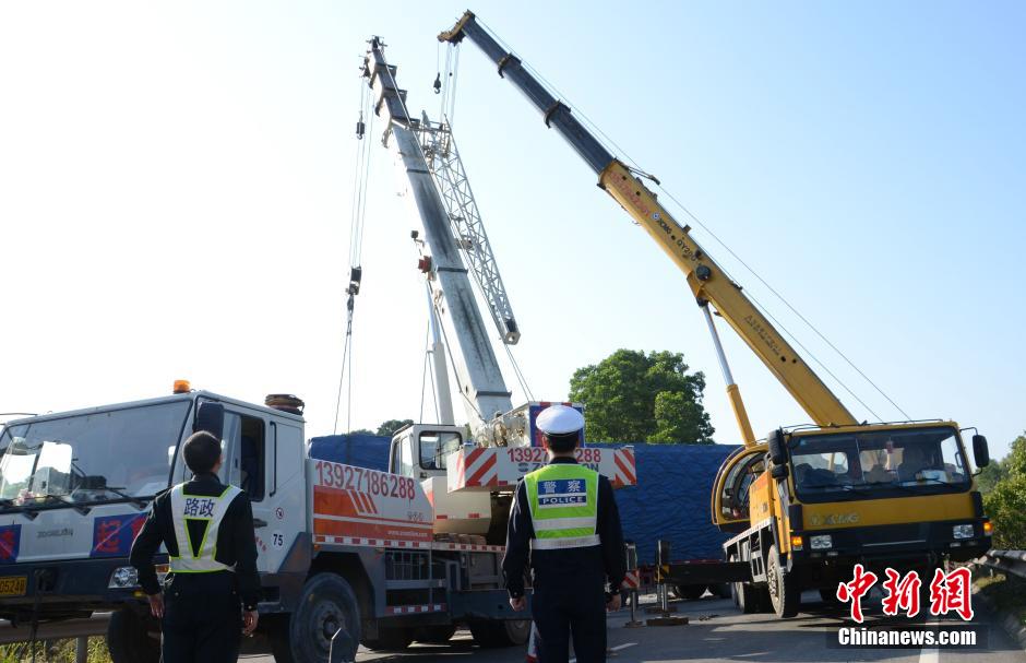 廣云高速發(fā)生車(chē)禍 大型平板拖車(chē)橫跨整個(gè)車(chē)道