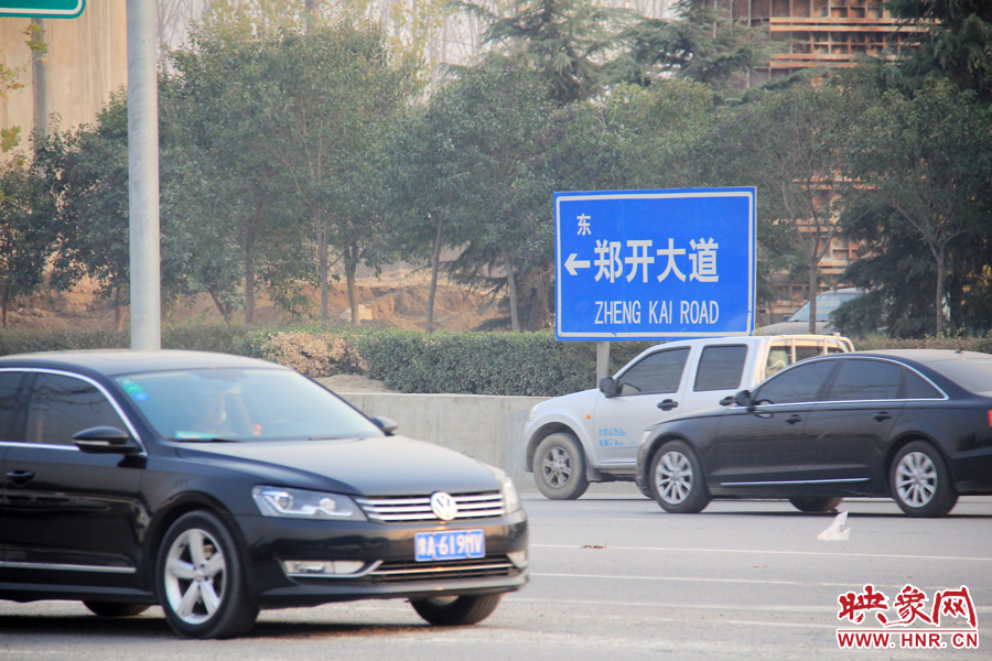 獨(dú)家：記者走訪鄭開大道 已放置數(shù)百個水泥隔離樁