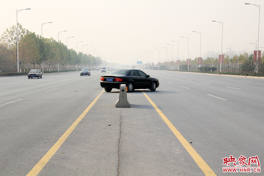 獨(dú)家：記者走訪鄭開大道 已放置數(shù)百個水泥隔離樁