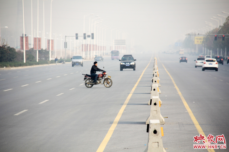 獨(dú)家：記者走訪鄭開大道 已放置數(shù)百個水泥隔離樁