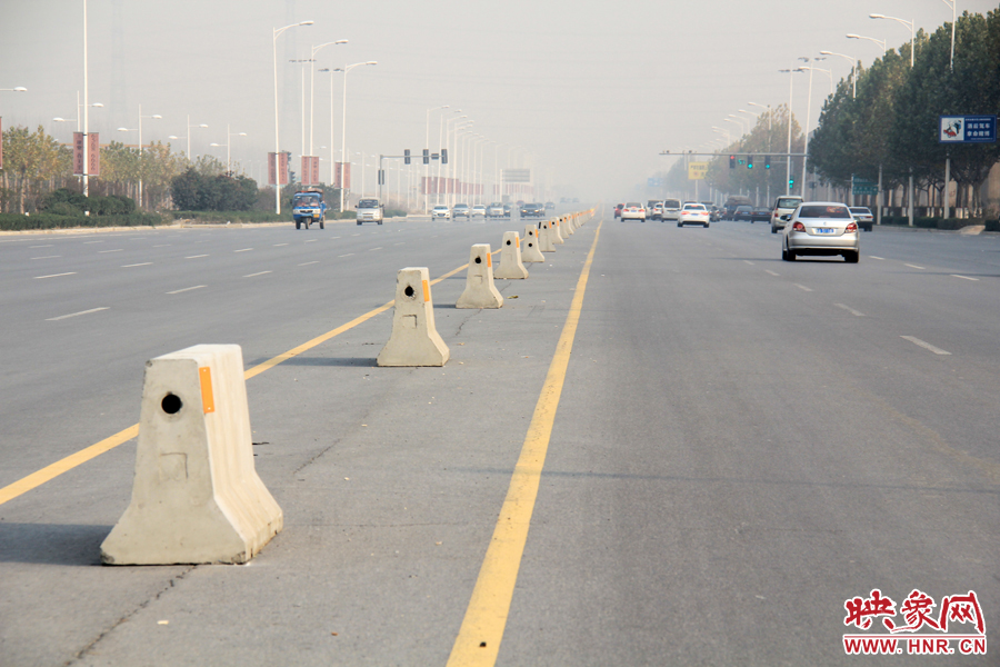 獨(dú)家：記者走訪鄭開大道 已放置數(shù)百個水泥隔離樁