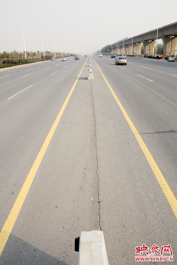 獨(dú)家：記者走訪鄭開大道 已放置數(shù)百個水泥隔離樁