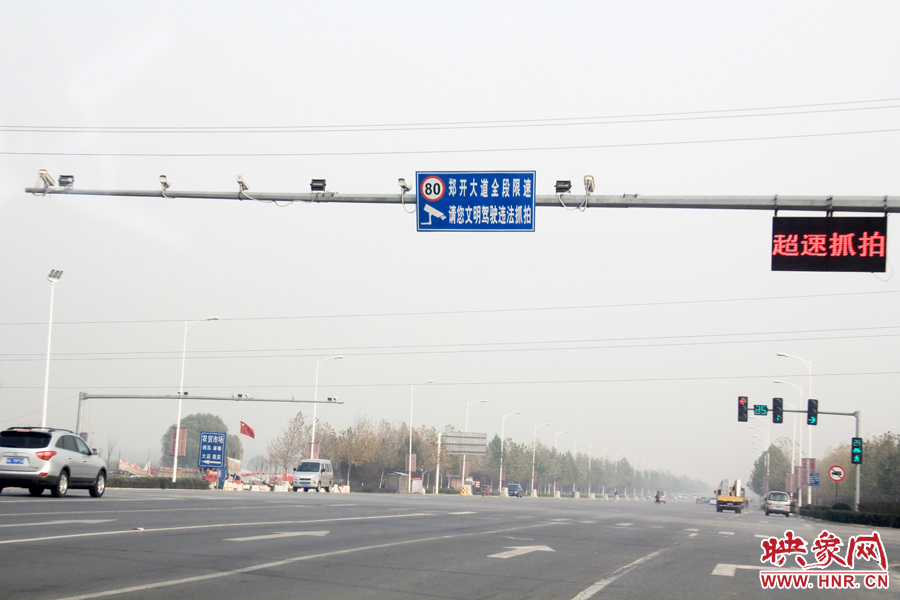 獨(dú)家：記者走訪鄭開大道 已放置數(shù)百個水泥隔離樁