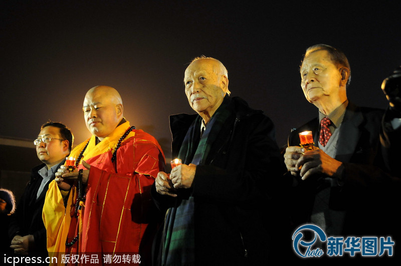 “為南京大屠殺遇難者守靈儀式暨和平燭光祭”活動在侵華日軍南京大屠殺遇難同胞紀念館祭場舉行。