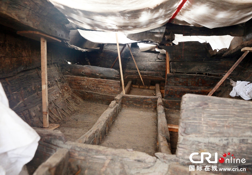 2014年1月6日，河南洛陽古沉船發(fā)掘現(xiàn)場，古沉船頭，船倉內(nèi)部。
