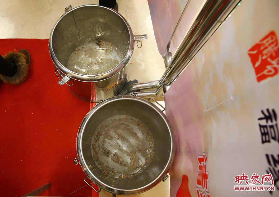 由于人多，兩大桶粥二十分鐘內(nèi)已經(jīng)見底。