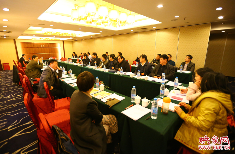 政協(xié)小組會(huì)議經(jīng)濟(jì)二組討論現(xiàn)場(chǎng)