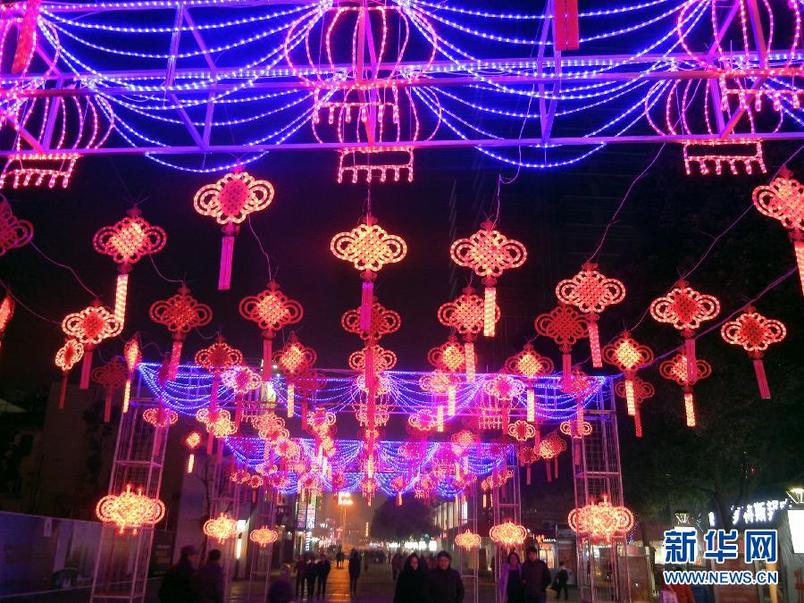 　1月30日，市民走在由中國(guó)結(jié)霓虹燈裝扮的蘇州街頭。