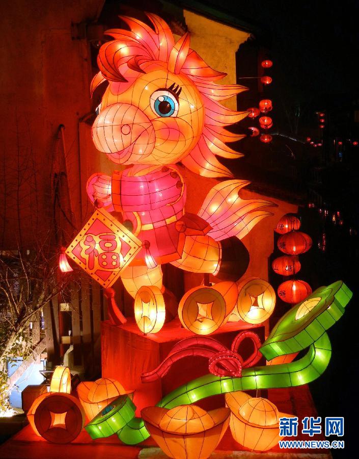 1月30日在蘇州山塘街拍攝的“福馬鬧春”彩燈景觀。