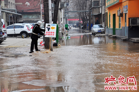 巡防隊(duì)員到了現(xiàn)場后，設(shè)置了警示牌，并勸阻小朋友進(jìn)入水中