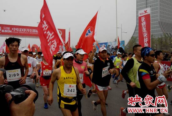 目前在鄭開大道上，一場角逐正在展開。