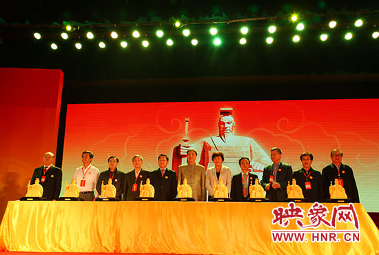 與會嘉賓一起見證歷史、啟動論壇