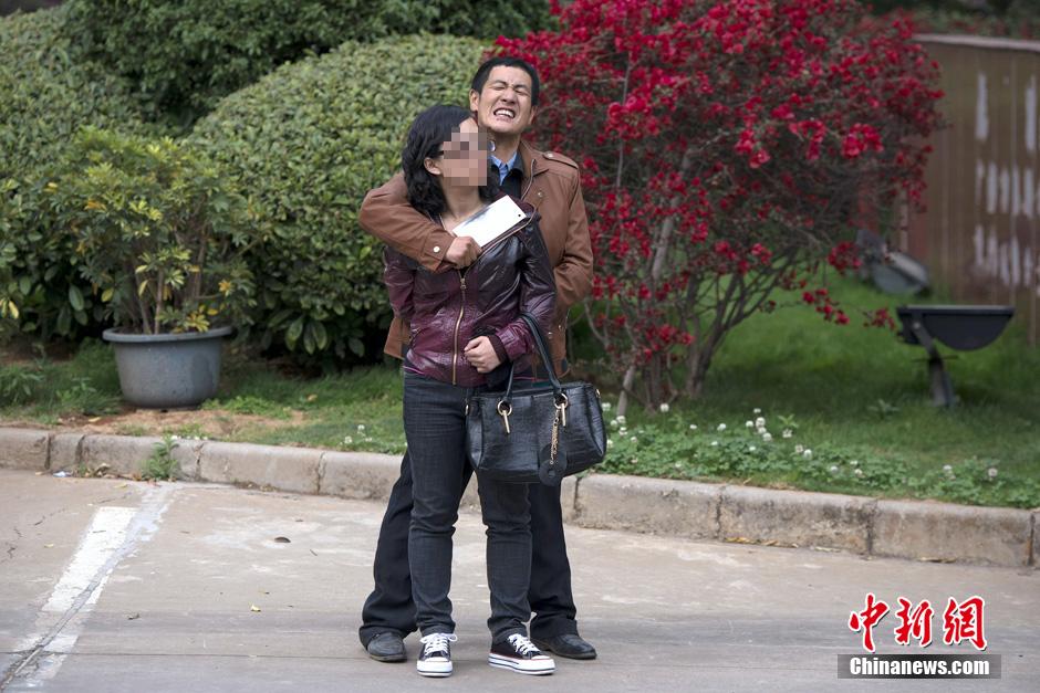 4月8日，劫持者與警方對峙。