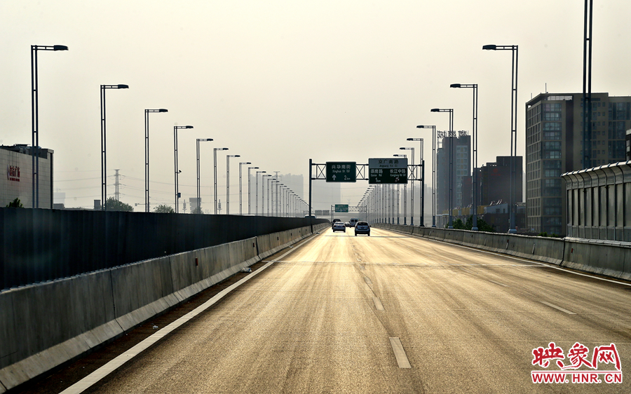 夕陽(yáng)的余暉灑在快速路上