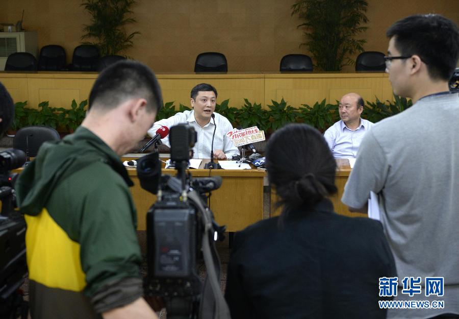  5月18日，杭州市環(huán)保局長胡偉（左）在發(fā)布會上回答記者提問。