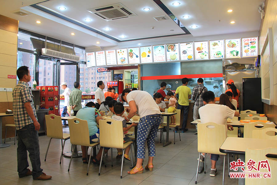 慶豐包子的金字招牌真不是蓋的,雖然店面還沒有正式營業(yè),已有許多食客慕名來吃包子。